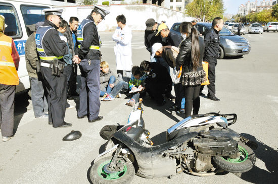 员工上班途中无证驾驶摩托车出交通事故公司有