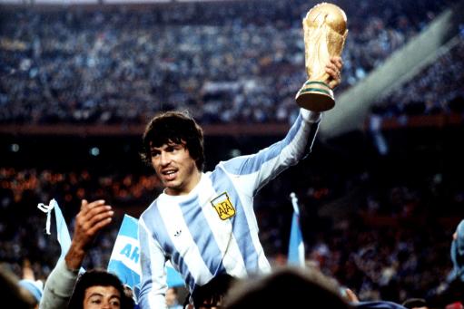 老照片-1978世界杯 帕萨雷拉高举世界杯_老照