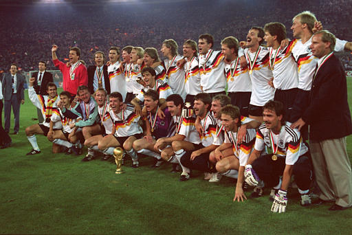老照片-1990世界杯决赛 整齐划一的西德铁军_