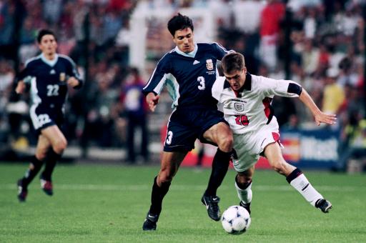 老照片-1998世界杯经典对决 欧文千里单骑一球