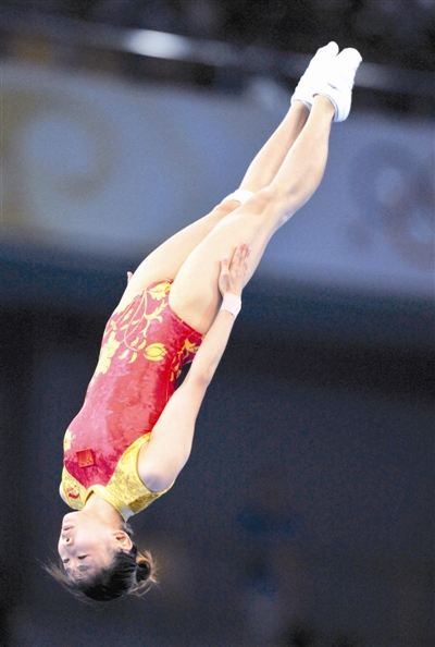 中国蹦床奥运会史上第一枚金牌 何雯娜蹦出个