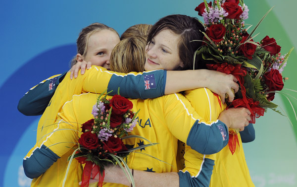图文-女子4x100米自由泳接力 澳大利亚姑娘拥抱庆祝