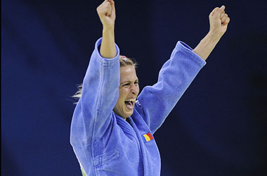 الرومانية دوميترو تفوز بأول ميدالية ذهبية في الجودو في أولمبياد  بكين