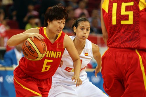 图文-中国女篮VS西班牙 中国队张晗兰准备进攻