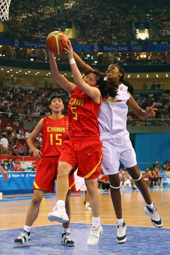 图文-中国女篮VS西班牙 卞兰正准备强行上篮