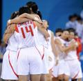 图文-中国女篮77-62白俄罗斯 中国姑娘拥抱贺胜