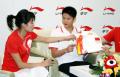 图文-杨景辉和李娜聊08跳水队 展示李娜的签名