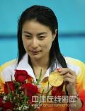 图文-[奥运]女子跳水三米板  展示闪亮金牌