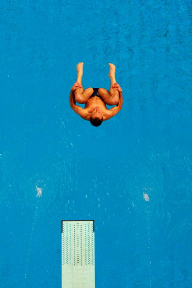 图文-奥运跳水男子3米跳板预赛 团身跃入水中 