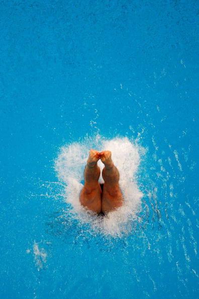 图文-奥运跳水男子3米跳板预赛 水花压得不错 