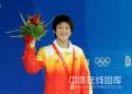 图文-女子十米跳台决赛陈若琳夺金 手举鲜花庆祝