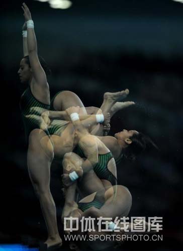 图文-女子十米跳台决赛陈若琳夺金 虚幻的意境