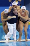 图文-奥运男子水球匈牙利队夺冠 教练正被“陷害”