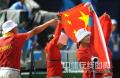 图文-女子射箭团体决赛中国亚军 中国队展示国旗