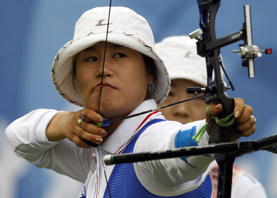 图文-射箭中国女团晋级决赛 朱贤贞瞄准最中心