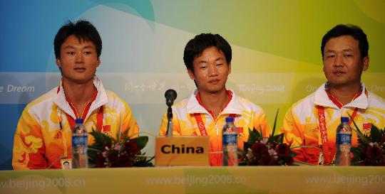 图文-奥运会射箭男子团体决赛 中国队员面对记者
