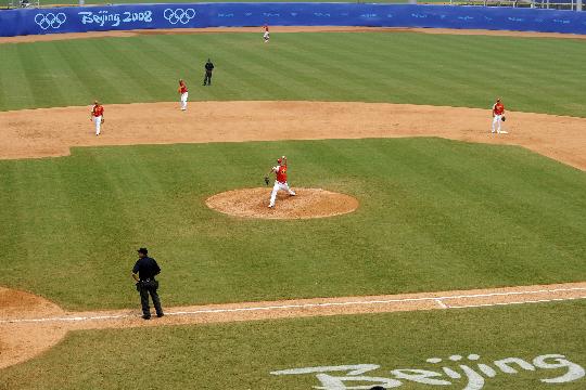 图文-奥运会棒球中国1-17古巴 替补球员上场活动