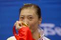 图文-奥运羽毛球女子单打决赛 张宁感受金牌