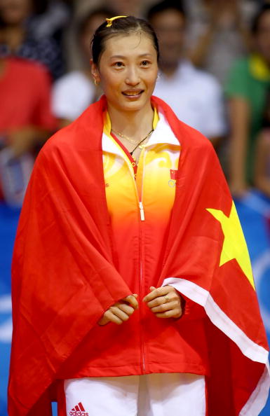 图文-奥运羽毛球女子单打决赛 张宁身披国旗