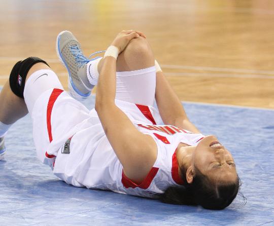 图文-女篮预赛中国63-108美国 宋晓云受伤倒地