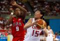 图文-中国女篮次战挑战美国 陈楠和莱斯利对抗