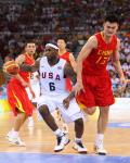图文-[奥运会]中国男篮VS美国 姚明阻止詹姆斯上篮
