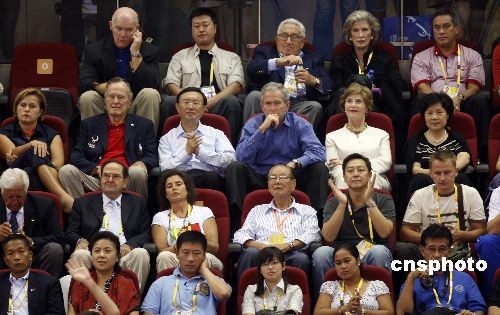 图文-[奥运会]中国男篮70-101美国 布什总统来观战