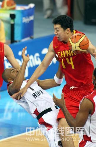 图文-[奥运会]中国男篮85-68安哥拉 大郅遭犯规