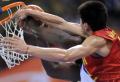 图文-[奥运会男篮]中国队vs希腊 强力阻击扣篮