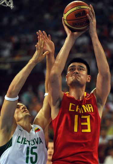 图文-男篮中国队不敌立陶宛队 姚明比赛中投篮