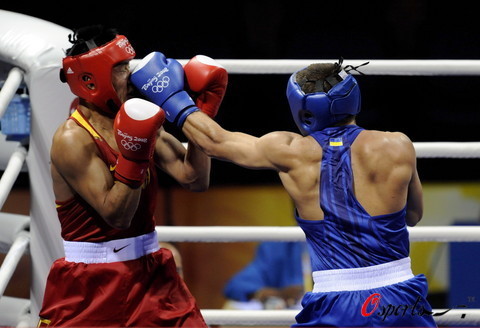图文-北京奥运会拳击比赛开赛 王建政被打中鼻梁