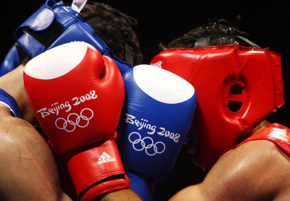 图文-奥运会11日拳击比赛聚焦 两名选手亲密接触