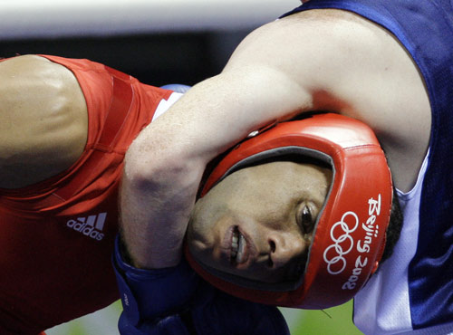 图文-拳击57公斤级60公斤级比赛 脖子被夹得好苦