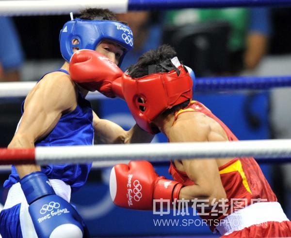 图文-邹市明获拳击48公斤级金牌 一拳击向对手
