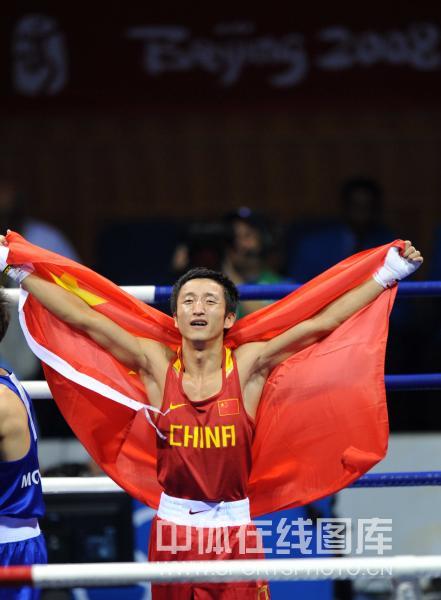 图文-邹市明获拳击48公斤级金牌 举国旗欢庆