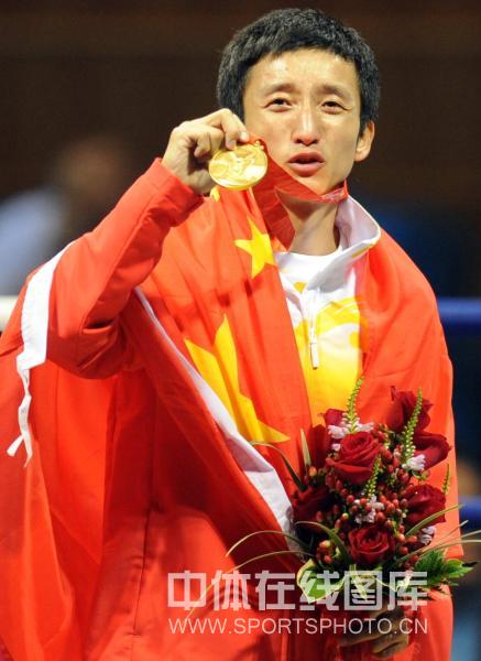图文-邹市明获拳击48公斤级金牌 这金牌太不容易