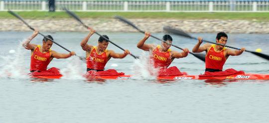 图文-男子四人皮艇1000米决赛 水上显示中国力量