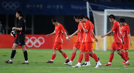 图文-奥运会男足中国0-3巴西 国奥队黯然离场