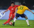 图文-奥运会男足中国0-3巴西 姜宁遭遇迪亚斯阻截
