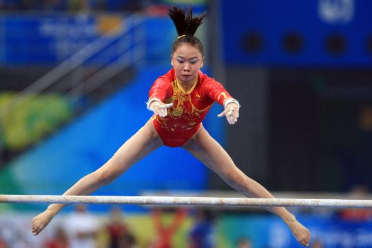 图文-中国女子体操队赛台训练 何可欣的高低杠训练