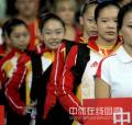 图文-中国女子体操队赛场训练 小姑娘们斗志高昂