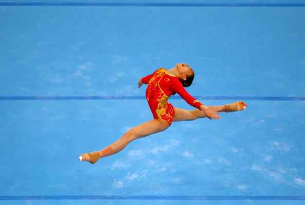 图文-中国女子体操队备战 跳跃姿势优美