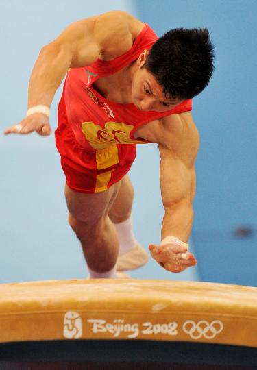 图文-奥运男子体操资格赛开战 力量美的展现