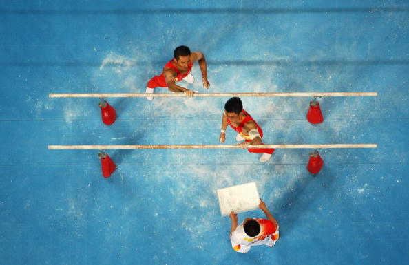图文-奥运会男子体操资格赛开战 为双杠涂抹镁粉