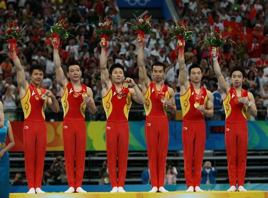 图文-中国体操男团夺冠 冠军六人组合