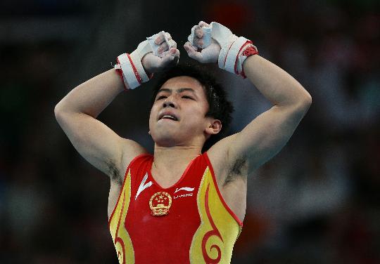 图文-中国体操男团夺冠 邹凯完成单杠动作