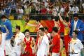 图文-奥运体操男团中国队夺冠  队员们挥手致意