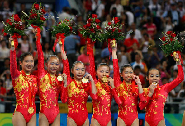 图文-中国体操首夺奥运女团冠军 终于尝到金牌滋味