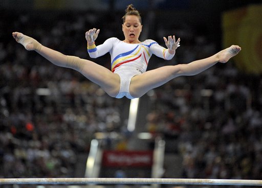 图文 体操女子全能决战争金尼斯托在高低杠比赛中 体操 体操 08奥运站 新浪网