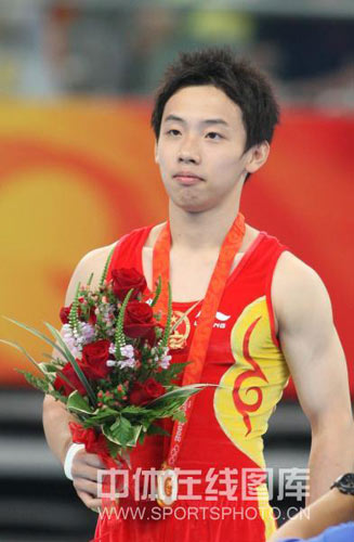 图文-奥运男子自由体操决赛 邹凯走上领奖台